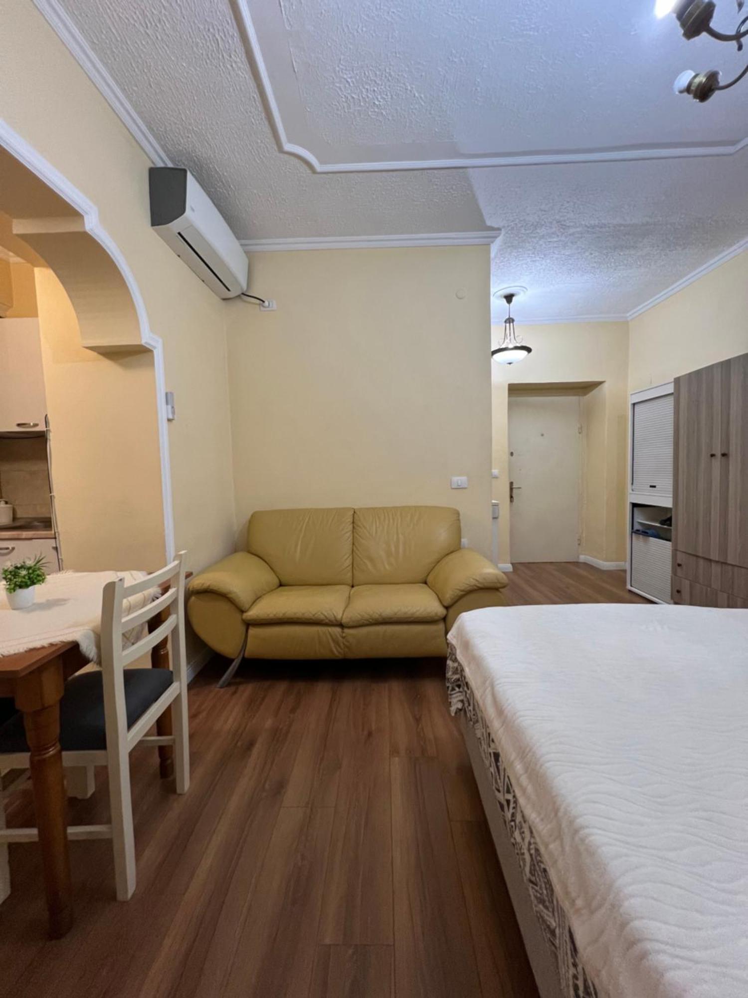 Alle'S M Shyri Studio Apartment Tirana Buitenkant foto