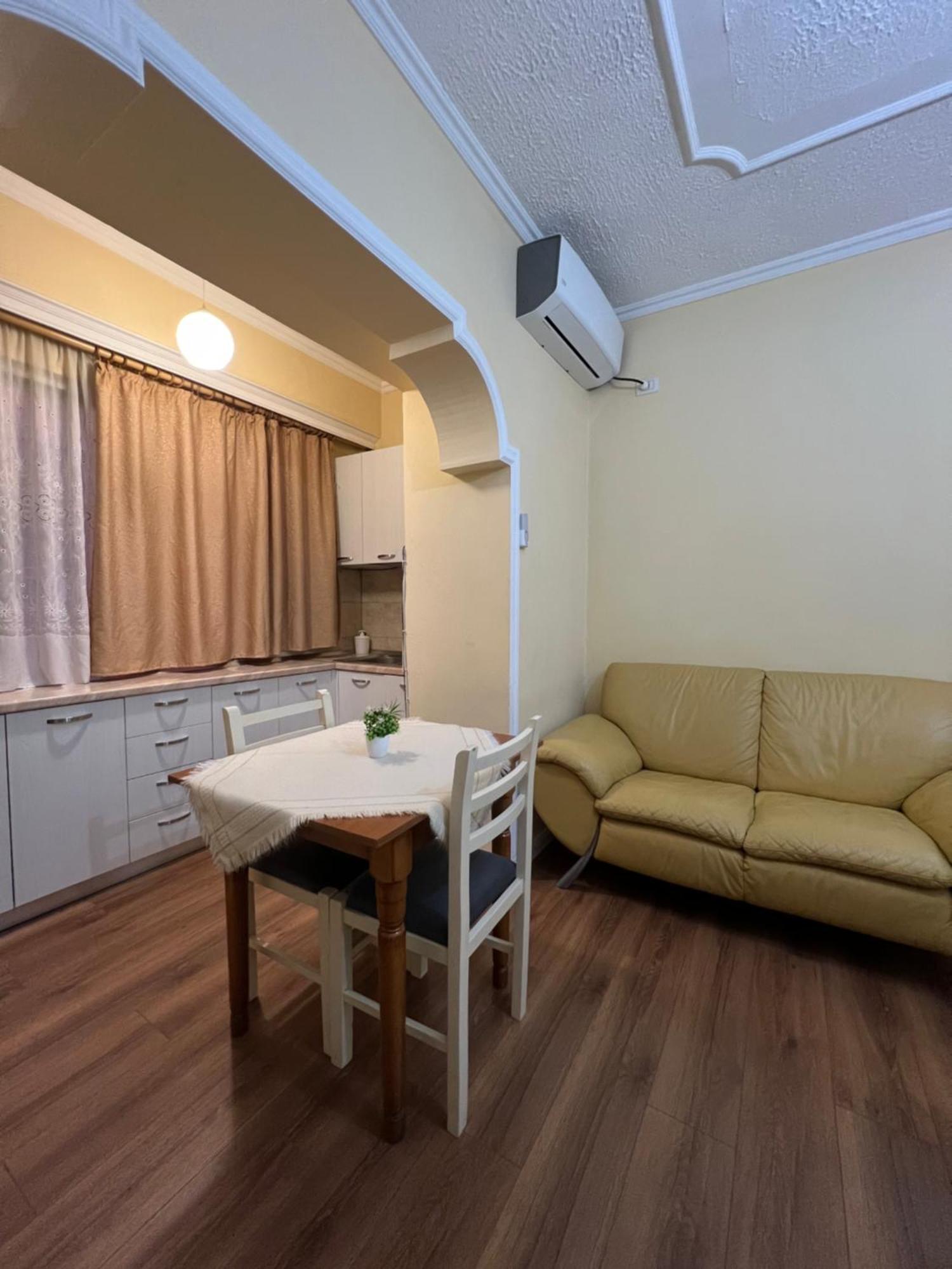 Alle'S M Shyri Studio Apartment Tirana Buitenkant foto