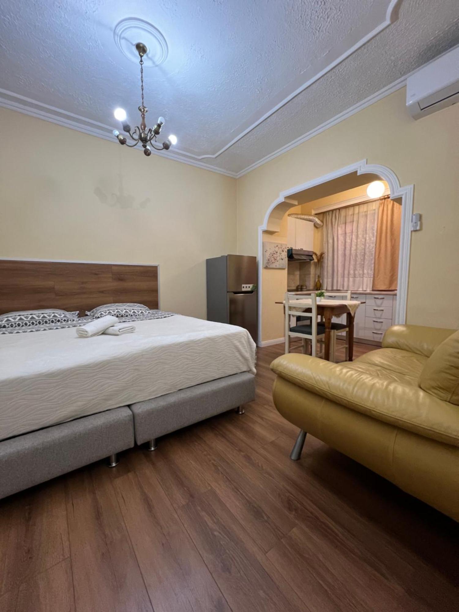 Alle'S M Shyri Studio Apartment Tirana Buitenkant foto